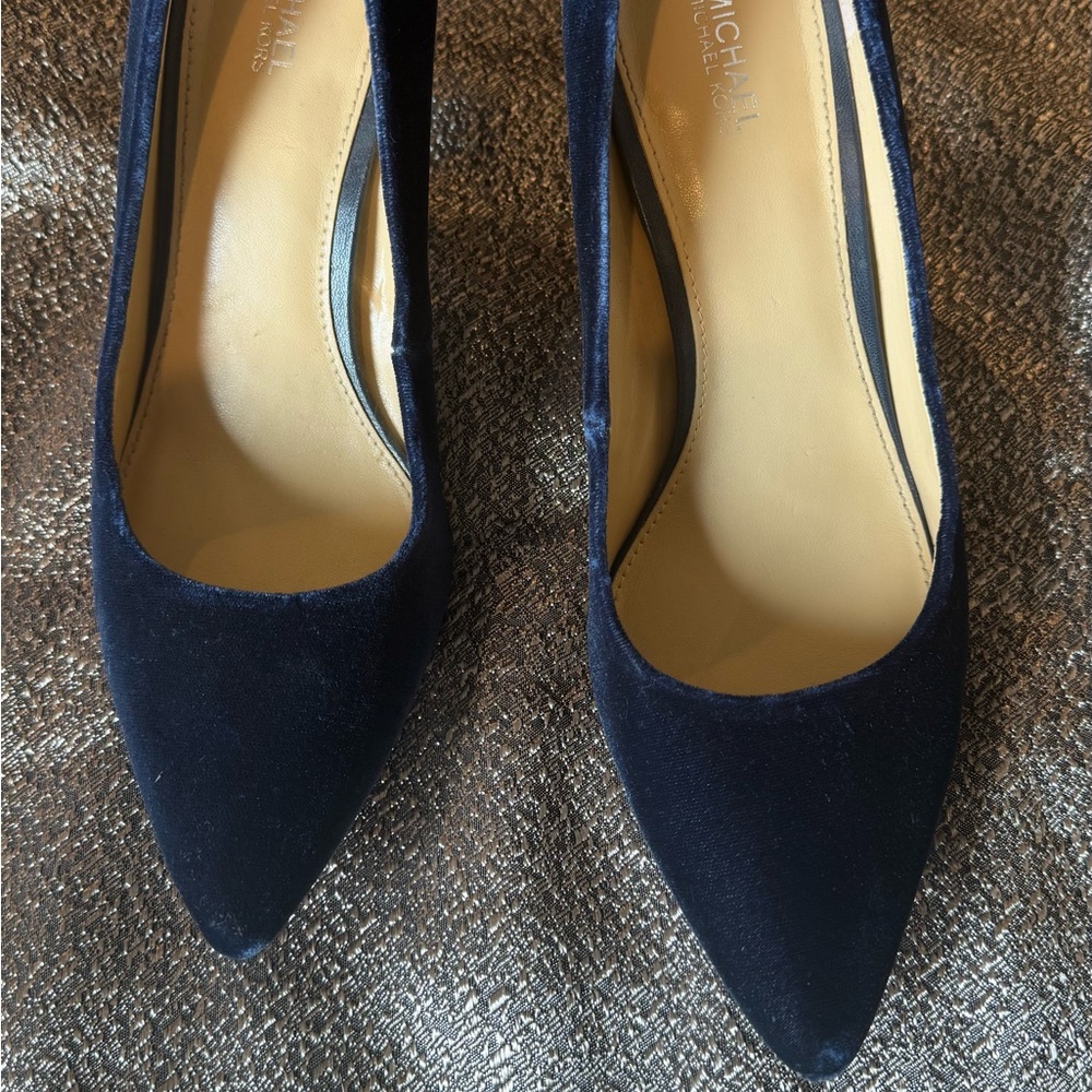 Michael Kors Women's Navy velvet mid heel pumps 8.5
